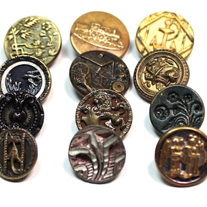 12 botones metálicos victorianos. Lote variado de botones con imágenes. Siglo XIX.