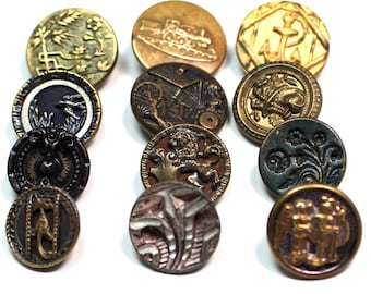 ビクトリア朝時代の金属製ボタン12個。様々な絵柄のボタンが詰め合わせられています。19世紀。