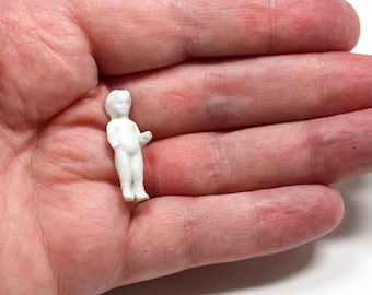 Bambola minuscola di Charlotte di Frozen, proveniente dalla Germania. Dimensioni piccolissime. 1 1/8" (circa 28 mm). Autentico giocattolo del XIX secolo. Riceverete esattamente la bambola. Bambola AA