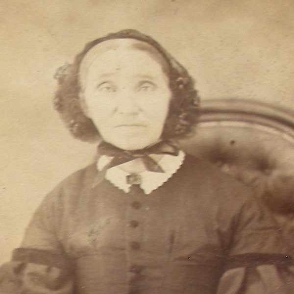 1860s CDV photograph. Small antique portrait of an old lady, paper ephemera.
