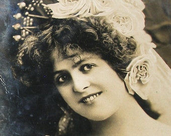 Carte postale ancienne des années 1900. Actrice édouardienne. Photo réelle RPPC, papier éphémère. carte postale ancienne. mode glamour