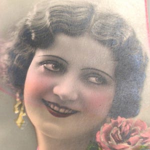 Carte postale française des années 30. Dame aux fleurs. Véritable carte postale ancienne avec photo RPPC, éphémères en papier. mode glamour vintage, carte postale