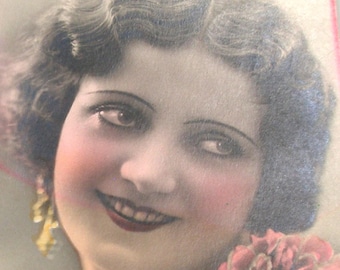 Postal francesa de la década de 1930. Dama con flores. Postal antigua de RPPC con foto real, efímera de papel. Moda glamurosa vintage, tarjeta postal.