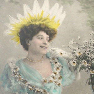 Französische Postkarte aus dem 20. Jahrhundert, Edwardianische Dame mit Gänseblümchenhut. RPPC echte Fotopostkarte, Ephemera aus Papier. Carte Postale. Vintage-Glamour-Mode
