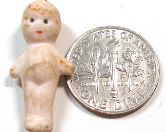 Bambola antica minuscola da 2,5 cm. Stile Kewpie. Bambola vintage in biscotto di porcellana. Bambola in miniatura, piccola.