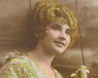 Postal de la década de 1910, belleza eduardiana, papel efímero RPPC. Postal fotográfica real. Carta postal antigua. Moda glamurosa vintage