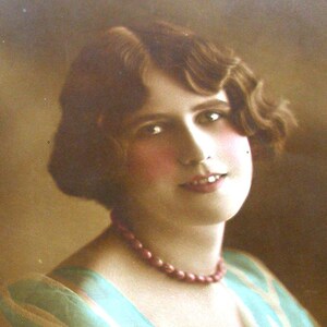 1910er Postkarte. Dame mit Halskette. RPPC Papier Ephemera. Echte Fotopostkarte. Antike Carte Postale. Vintage Glamour Mode