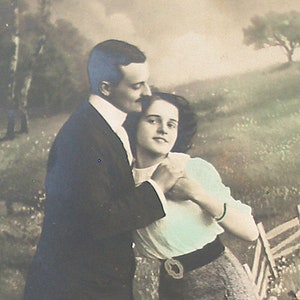 1910 年代のアンティーク ポストカード、ロマンチックなカップル。RPPC 実写ポストカード、紙の一時的印刷物。Carte Postale。ビンテージ コレクター向け。ファッション グラマー。