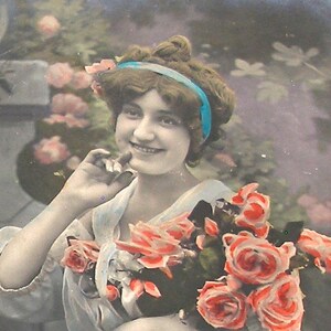 Postal francesa de 1908. Dama eduardiana con rosas. Postal con foto real de RPPC, efímera de papel. Carte Postale. Moda vintage con glamour.