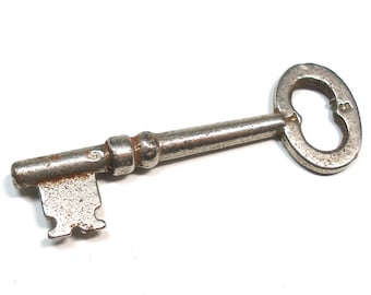 Metal skeleton key. 2 5/8". Antique key, door key. vintage.