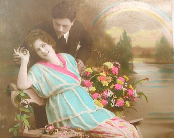 Cartolina francese degli anni '20 con coppia romantica e arcobaleno. RPPC Foto reale, effimera cartacea. Carte Postale. Da collezione vintage.