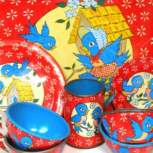 Zestaw do herbaty Bluebirds z lat 50., blaszany, 14-częściowy. Ohio Art Co. Duży zestaw.