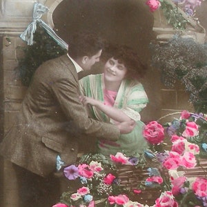 1908 antike französische Ansichtskarte. Romantisches Paar mit Rosen. Echtes Foto, RPPC, Vintage Glamour, Mode. Papier Ephemera. Carte Postale.