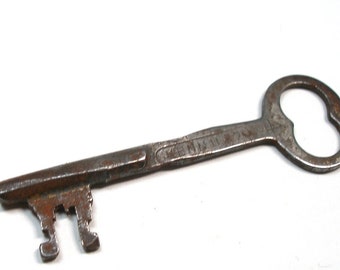 Vintage Metal Skeleton KEY. 2 5/8". Door key, antique key.