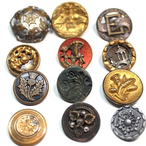 12 botones antiguos y vintage. Botones metálicos con imágenes. Lote mixto surtido. Siglo XIX.