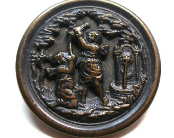 1800 antieke KNOOP. Victoriaanse engeltjes bij de fontein, 1". Cupido, putti.