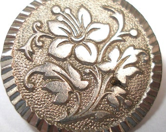 Vintage metal floral BUTTON. 3/4"