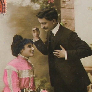 Antyczna francuska pocztówka z lat 1910. Romantyczna para, Vintage Glamour, moda. Papierowe efemerydy. RPPC