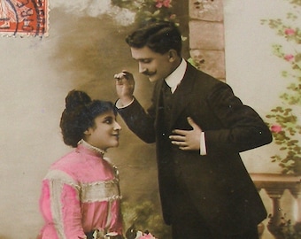 Postal francesa antigua de la década de 1910. Pareja romántica, Vintage Glamour, moda. Efímero de papel. RPPC