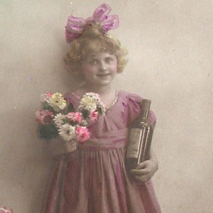 1910er Jahre Postkarte. Edwardian Mädchen mit Blumen. RPPC echte Fotopostkarte, Vintage Glamour Mode, carte postale