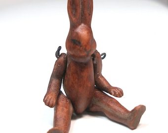 Poupée lapin en biscuit des années 1920. Bras et jambes articulés. Fabriqué en Allemagne. Miniature d'animal de maison de poupée de 2 1/4 po. Poupée B