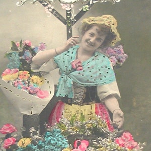 Französische Postkarte 1910er Jahre. Edwardianische Dame mit Blumen. RPPC echte Fotopostkarte, Papier Ephemera. Carte Postale. Vintage glamour Mode