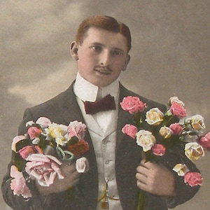 Postal danesa de la década de 1910, hombre que sostiene flores. Postal con foto real RPPC, papel efímero. Carta Postal. Coleccionable de época. glamour de la moda