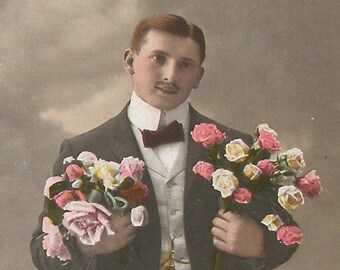 1910er Jahre dänische Postkarte, Mann mit Blumen. RPPC echte Fotopostkarte, Papier Ephemera. Carte Postale. Vintage Sammlerstück. Modeschmuck