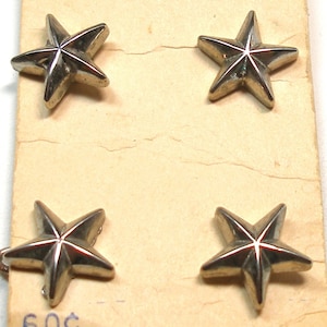 4 BOTÕES de estrela prateada. Plástico com estrela de 5 pontas. 5/8" La Mode. Tamanho maior
