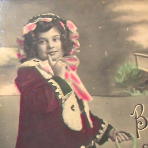 1900er Jahre französische Postkarte. Edwardian Mädchen mit Blumen. RPPC echte Fotopostkarte, Vintage Glamour Fashion Carte Postale