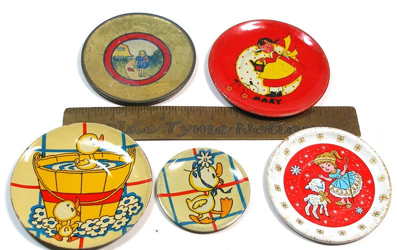 13 soucoupes à thé Tin Toy, graphisme des années 1940-1950. Collecte instantanée. Ohio Art Co. décor vintage. image 4