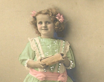1910er Jahre Französische Neujahrs Postkarte. Edwardian Mädchen mit Geschenk. RPPC echte Fotopostkarte, Vintage Glamour Mode, Carte Postale.