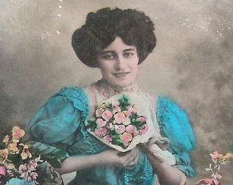 Postal francesa de 1900, dama eduardiana con flores. Postal antigua con foto real de RPPC, papel efímero. Carta Postal. Moda glamour vintage