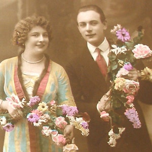 1920er Jahre Paar mit Blumen, französische Postkarte, RPPC. Echtes Foto, Papier Ephemera. Carte Postale. Vintage Sammlerstück. Modeschmuck.