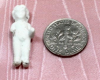 Bambola minuscola di Charlotte di Frozen proveniente dalla Germania. Dimensioni piccolissime. 1 1/8" (circa 28 mm). Autentico giocattolo del XIX secolo. La bambola è esattamente quella in foto.