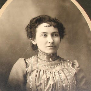 Schwarz-weiß Fotografie des Portraits einer Dame. Papier Ephemera. Eva Kussart Grimes