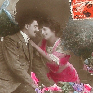 Antike französische Postkarte von 1908. Romantisches Paar, echtes Foto, RPPC, Vintage-Glamour, Mode. Ephemera aus Papier. Postkarte.