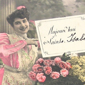 Französische Postkarte von 1900. Edwardianische Dame mit Schild. Antikes RPPC reales Foto, Papier Ephemera. Carte Postale. Vintage glamour Mode