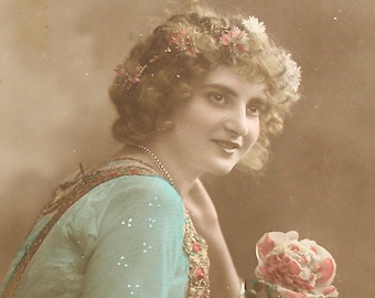 Postal francesa de la década de 1910. Señora con flores. Postal antigua con foto real de RPPC, papel efímero. Moda de glamour vintage. carta postal