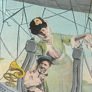 1910er Jahre alte deutsche Postkarte. Paar im Heißluftballon. Papier Ephemera. Carte Postale. Vintage Zeichnung