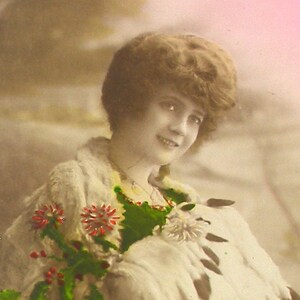 1920er Jahre französische Postkarte. Dame in Fell. Antike RPPC echte Foto Postkarte, Papier Ephemera. Vintage Glamour Mode, carte postale