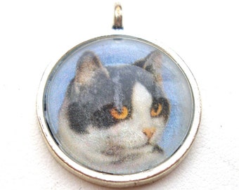 Tuxedo CAT pendant. Domed glass pendant, 7/8". Vintage style black & white kitty.