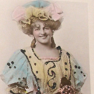 1900er Jahre Antike Postkarte. Edwardianische Schauspielerin & Tänzerin. RPPC echtes Foto, Papier Ephemera. Vintage Carte Postale. Glamour Mode