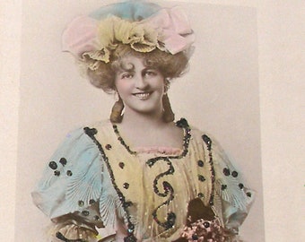 Carte postale antique des années 1900. Actrice et danseuse édouardienne. RPPC vraie photo, papier éphémère. Carte Postale vintage. mode glamour