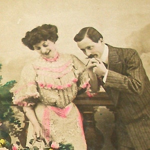 1900 postal antigua pareja romántica. RPPC Postal con foto real, papel efímero. Carta Postal. Coleccionable de época. Glamour de la moda.