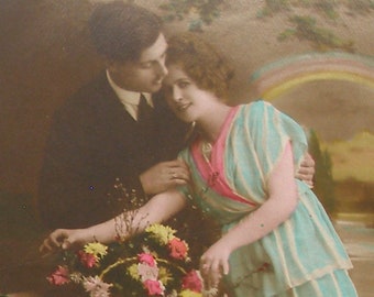 Cartolina francese degli anni '20 con coppia romantica e arcobaleno. RPPC Foto reale, effimera cartacea. Carte Postale. Da collezione vintage.