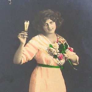 Antike französische Postkarte aus den 1910er Jahren. Dame mit Blumen. RPPC echtes Foto, Papier Ephemera. Carte Postale. Vintage Glamour Mode