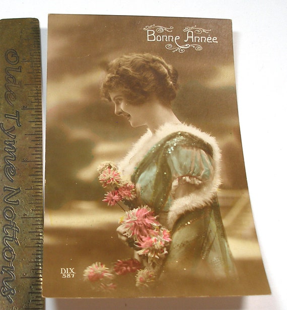 1910 年代のポストカード、花を持つエドワード朝時代の女性。RPPC 紙の