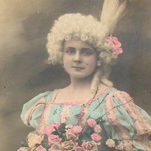 Cartolina antica del 1900. Signora in abbigliamento del 1700. Cartolina d'epoca. Effimero di carta. Glamour della moda.