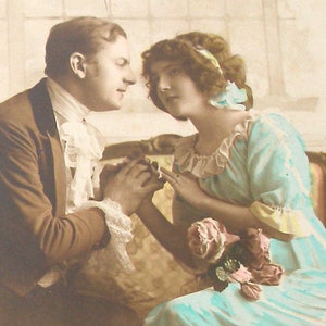 Antyczna francuska pocztówka z lat 1900. Romantyczna para, Vintage Glamour, moda. Papierowe efemerydy. RPPC